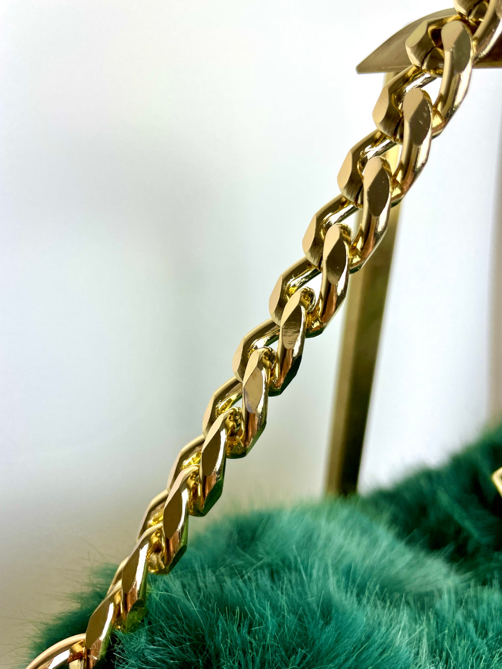 Bolso Bandolera Efecto Pelo con Cadena